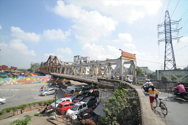  Từ bờ Nam sông Hồng nhìn ra cầu Long Biên. (Ảnh: Trần Thanh Giang/Báo ảnh Việt Nam)