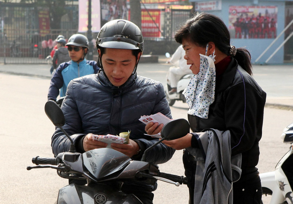 Nhiều khán giả phải mua vé từ “phe vé." (Ảnh: Lâm Khánh/TTXVN)