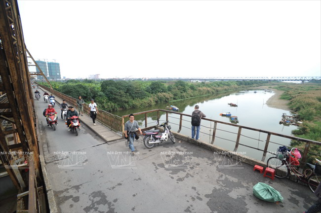  Những chỗ để dừng đỗ xe trên cầu là nơi để có thể ngắm cảnh sông Hồng. (Ảnh: Trần Thanh Giang/Báo ảnh Việt Nam)