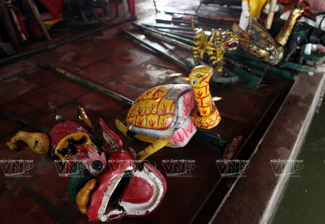  Các con rối được làm bằng gỗ nhẹ, sơn những màu sắc sặc sỡ gắn lên đầu sào tre và điều khiển bằng ròng rọc. (Ảnh: Trần Thanh Giang/Báo ảnh Việt Nam) 