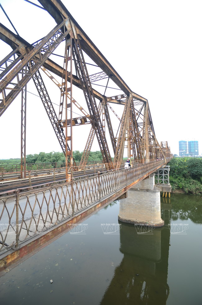  Cầu Long Biên soi bóng xuống sông Hồng. (Ảnh: Trần Thanh Giang/Báo ảnh Việt Nam)