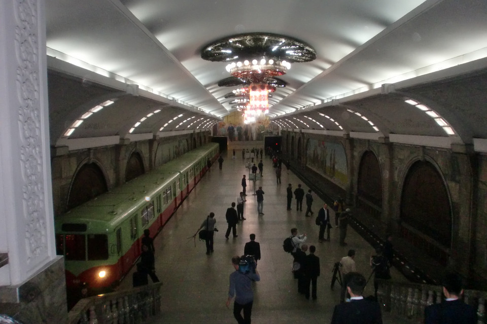 Nhìn trên bản đồ, không có nhiều trạm ga điện ngầm nhưng nhà ga nào cũng được xây dựng như cung điện và trang trí lộng lẫy, thậm chí theo phóng viên Sputnik thì nội thất bên trong không kém cạnh gì so với nhà ga Moskva. (Nguồn: Sputniknews)