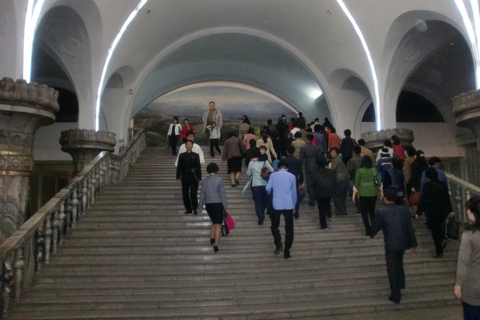 Dòng người lên xuống nhà ga. (nguồn: Sputniknews)