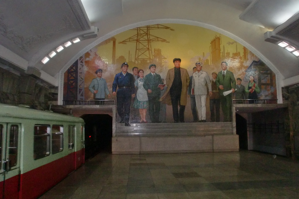 Một bức tranh dưới nhà ga thể hiện quan điểm của Bình Nhưỡng với trọng tâm là 2 nhà lãnh đạ​o Kim Nhật Thành và Kim Jong Il, xung quanh là những người công nhân. (nguồn: Sputniknews)