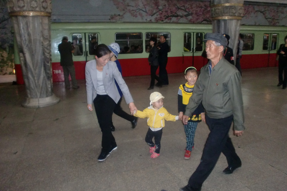 Người dân đi lại ở nhà ga. (Nguồn: Sputniknews)