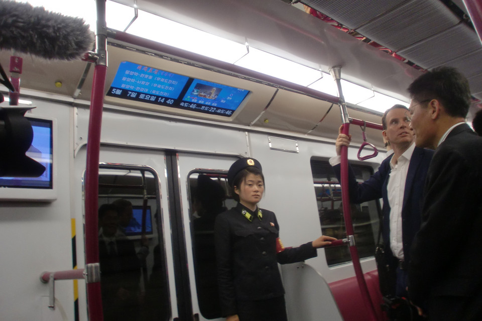 Tuy nhiên, thiết kế rộng rãi bên trong vẫn tạo ra cảm giác thoải mái. (Nguồn: Sputniknews)