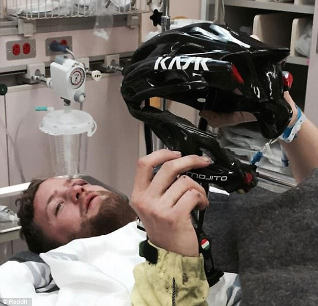 Chiếc mũ bảo hiểm vỡ làm đôi. (Nguồn: Dailymail)