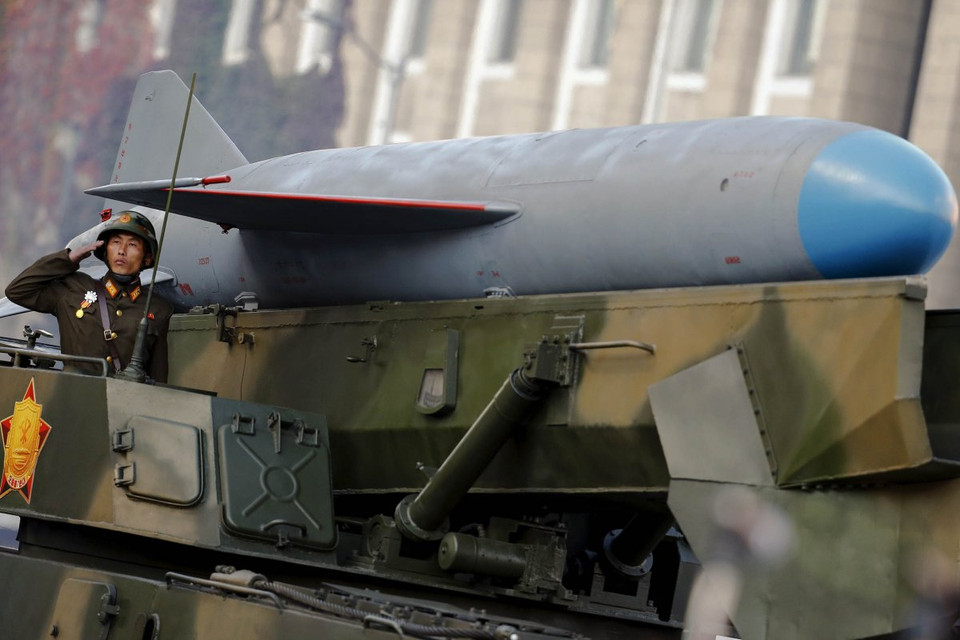 Người lính Triều Tiên đứng trên xe chở tên lửa giơ tay chào trong buổi duyệt binh ở Bình Nhưỡng. (Nguồn: Business​Insider)