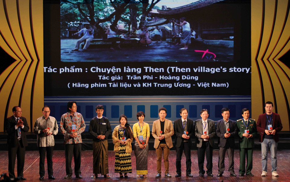 Các tác giả nhận giải cho hạng mục Phim Phóng sự - Tài liệu. (Ảnh: Doãn Đức/Vietnam+)