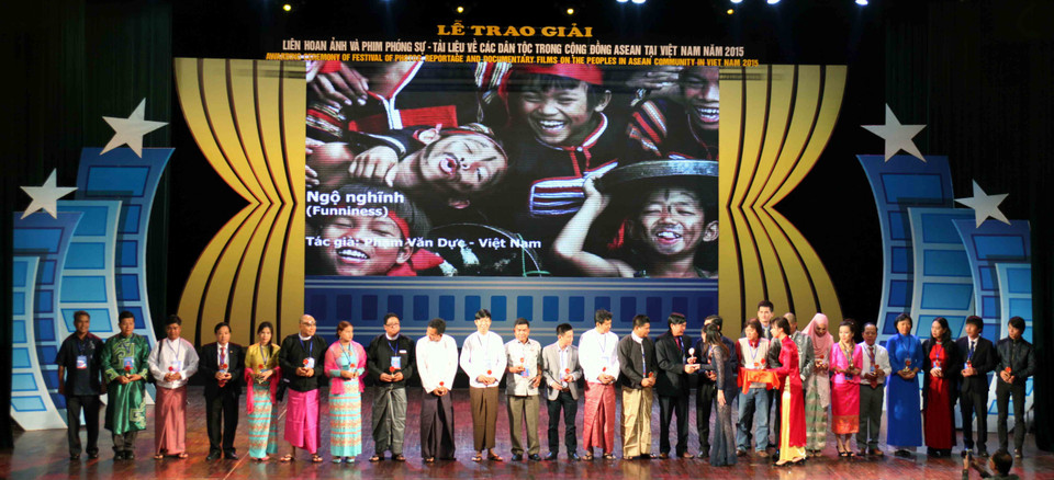 25 tác giả có tác phẩm lọt vào vòng chung khảo của liên hoan nhận kỷ niệm chương của Ban tổ chức. (Ảnh: Doãn Đức/Vietnam+)