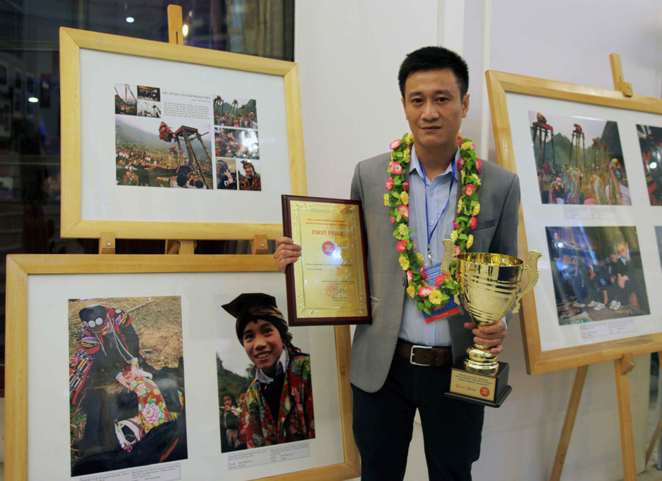Tác giả Trịnh Thông Thiện – phóng viên Báo ảnh Việt Nam (Thông tấn xã Việt Nam) với phóng sự ảnh ‘Lễ cấp sắc của người Dao Tiền’ đã xuất sắc giành giải nhất tại Liên hoan Ảnh và Phim Phóng sự - Tài liệu về các Dân tộc trong cộng đồng ASEAN. (Ảnh: Doãn Đức/Vietnam+)