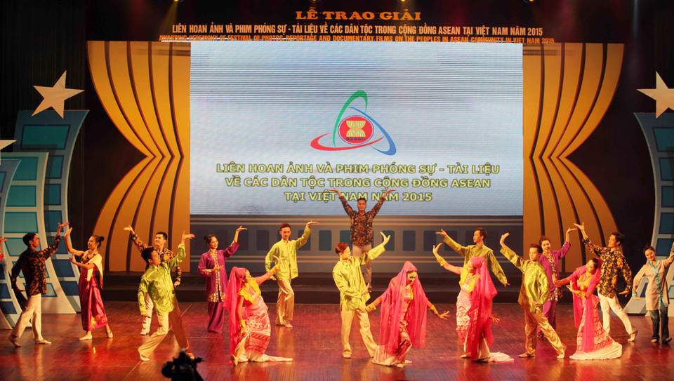 Tiết mục văn nghệ của 3 nước Lào-Malaysia-Myanma. (Ảnh: Doãn Đức/Vietnam+)