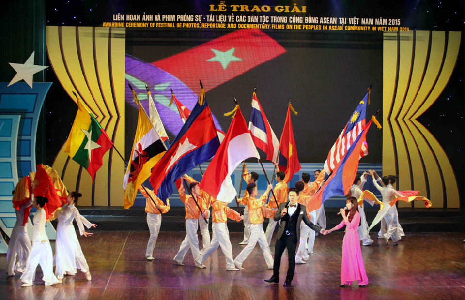 Tiết mục văn nghệ mở màn cho lễ trao giải với 10 lá quốc kỳ của 10 Quốc gia trong cộng đồng ASEAN. (Ảnh: Doãn Đức/Vietnam+)