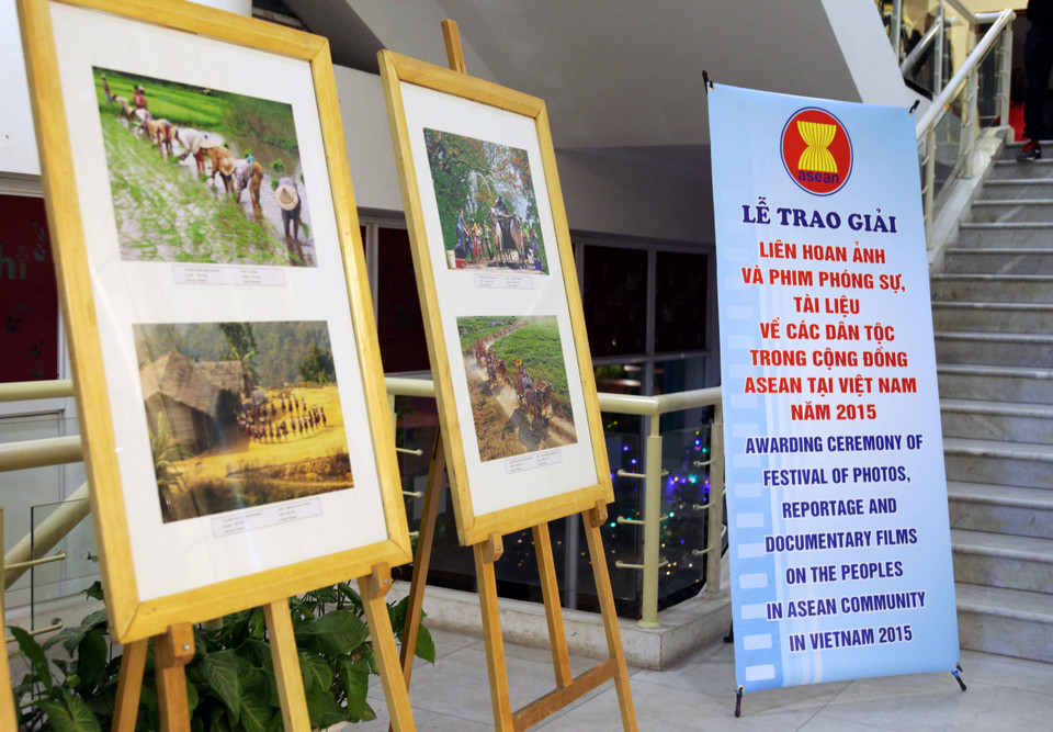 Mặc dù chủ đề của Liên hoan lần này mang tính đặc thù, lần đầu tiên được tổ chức nhưng Liên hoan Ảnh và Phim Phóng sự - Tài liệu về các dân tộc trong cộng đồng ASEAN do Việt Nam tổ chức đã thành công tốt đẹp, đáp ứng đúng yêu cầu và mục đích đề ra của Liên hoan. (Ảnh: Doãn Đức/Vietnam+)