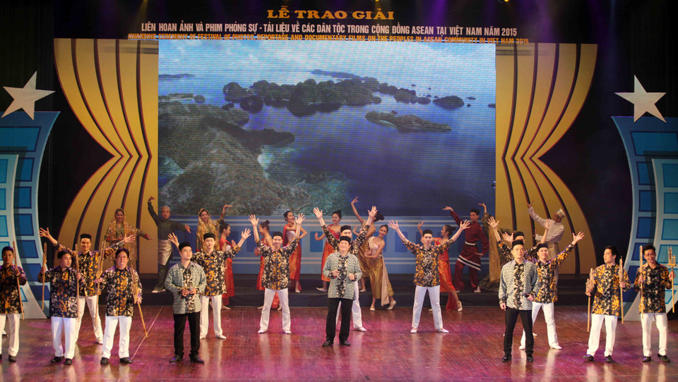 Tiết mục văn nghệ của 3 nước Brunei–Campuchia–Indonesia. (Ảnh: Doãn Đức/Vietnam+)