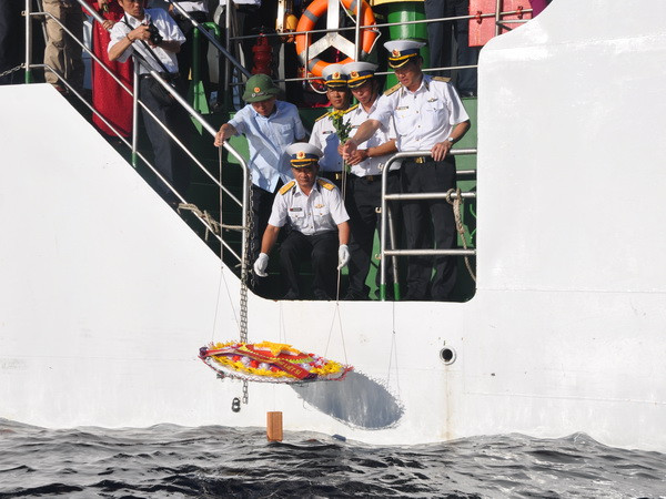 Vòng hoa được thả nhẹ xuống mặt biển trong sự nghẹn ngào xúc động của các đại biểu.