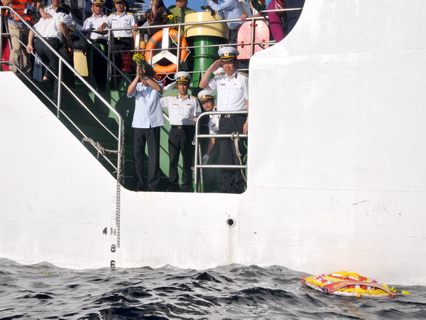 Xin nghiêng mình kính dâng lên các anh hùng liệt sỹ những bông hoa tươi thắm.