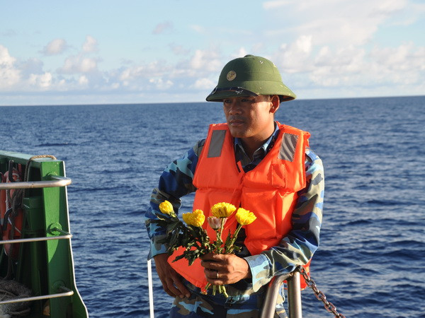 Một chiến sỹ trầm tư nhớ về những người đồng đội đã hy sinh.