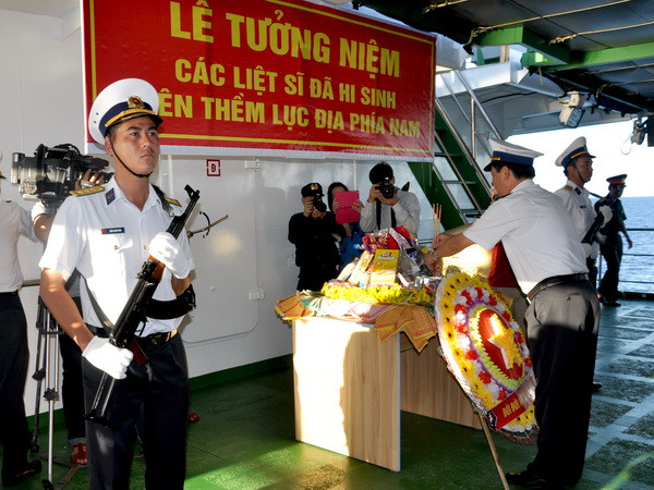 Chuẩn Đô đốc Nguyễn Văn Ninh, Phó Tư lệnh Quân chủng Hải quân, Trưởng đoàn công tác sô 13 thăp nén hương đầu tiên tưởng nhớ các anh hùng liệt sỹ.