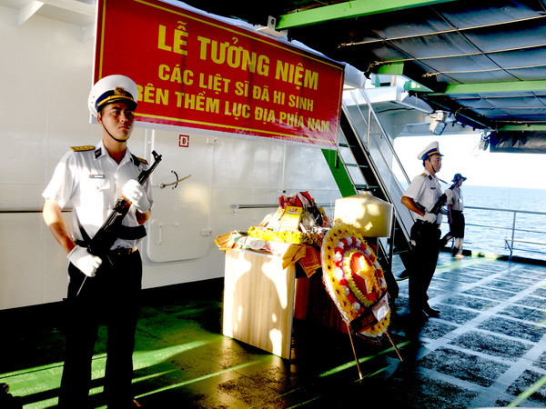 Đúng 6 giờ sáng, buổi lễ bắt đầu trong không khí trang nghiêm. 