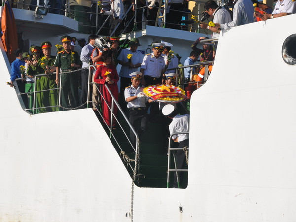 Sau lễ dâng hương là lễ thả vòng hoa và bàn thờ trên biển, nơi xương máu các liệt sỹ đã hòa vào biển trời Tổ quốc.