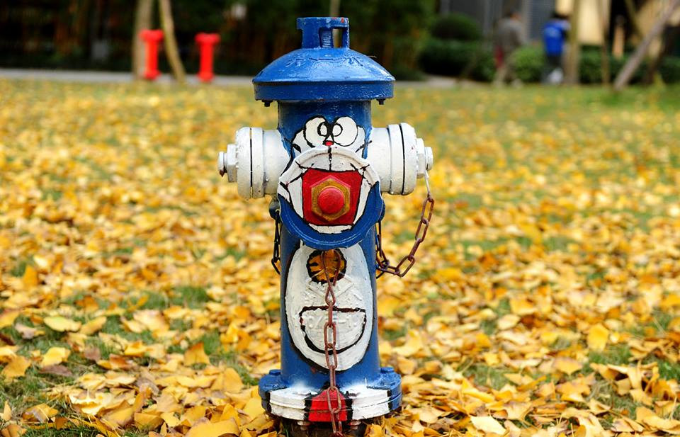 Một nhiếp ảnh gia ở thành phố Thành Đông, miền Tây Nam Trung Quốc đã chụp lại những vòi phun nước rất dễ thương vẽ hình các nhân vật hoạt hình như người nhện, Doraemon hay Minions trong thành phố. (Nguồn: CCTVNews)