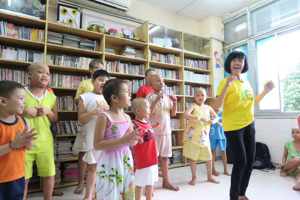 Gần 1 thập kỷ cô giáo Kim Phấn gắn bó với các bệnh nhi ung thư. (Ảnh: Đinh Hằng/TTXVN)