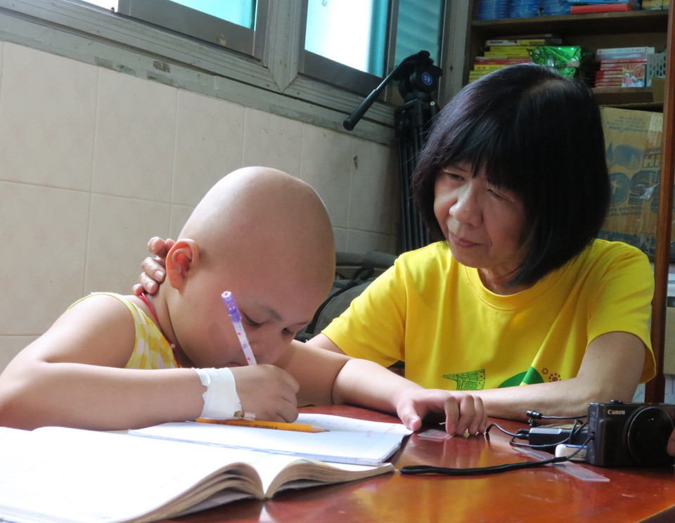 Hơn 9 năm qua, cô giáo Kim Phấn gắn bó với các bệnh nhi ung thư. (Ảnh: Đinh Hằng/TTXVN)