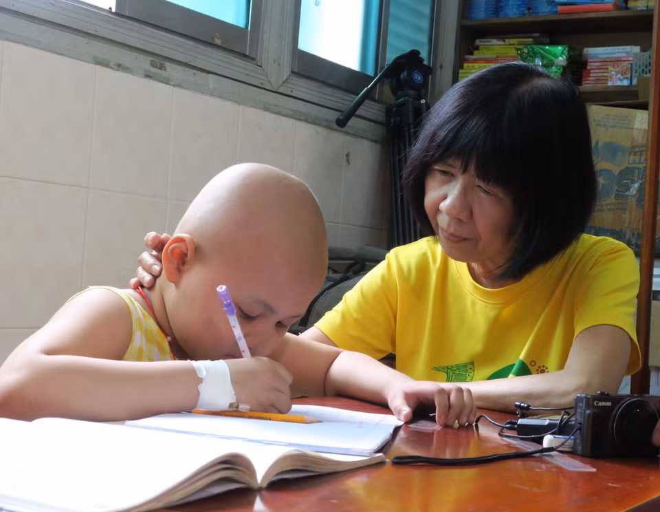 Hơn 9 năm qua, cô giáo Kim Phấn gắn bó với các bệnh nhi ung thư. (Ảnh: Đinh Hằng/TTXVN)