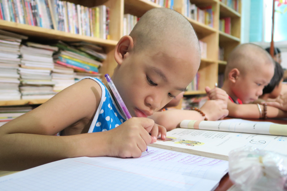 Không bảng đen, không phấn trắng nhưng lớp học luôn đầy ắp những nụ cười và ăm ắp tình yêu thương - Đó là lớp học vô cùng đặc biệt mà cô giáo Đinh Thị Kim Phấn đã lập ra gần 10 năm nay dành riêng cho những thiên thần “đầu trọc.” (Ảnh: Đinh Hằng/TTXVN)