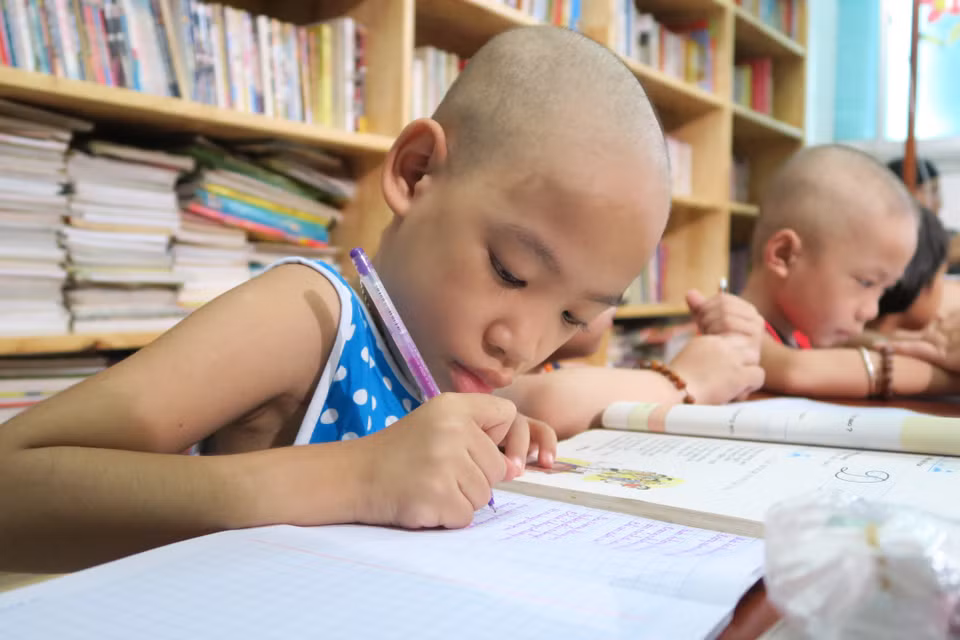 Không bảng đen, không phấn trắng nhưng lớp học luôn đầy ắp những nụ cười và ăm ắp tình yêu thương - Đó là lớp học vô cùng đặc biệt mà cô giáo Đinh Thị Kim Phấn đã lập ra gần 10 năm nay dành riêng cho những thiên thần “đầu trọc.” (Ảnh: Đinh Hằng/TTXVN)