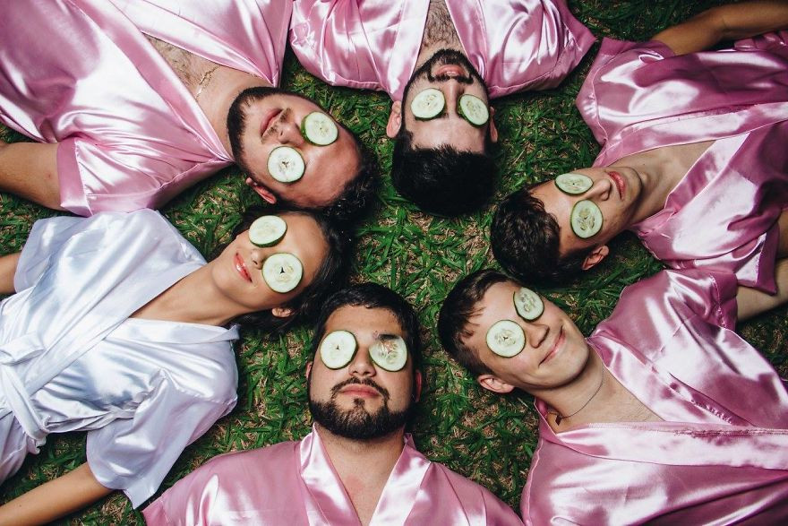 Cô chia sẻ: 'Tôi nảy ra ý tưởng này chỉ một tuần trước khi cưới. Tôi không thể nghĩ ra ý tưởng làm thế nào để chụp ảnh cưới với hội bạn gái, tất cả đều mặc áo choàng, uống champagne, nhưng tôi thì không hề thích điều đó.' (Nguồn: boredpanda)