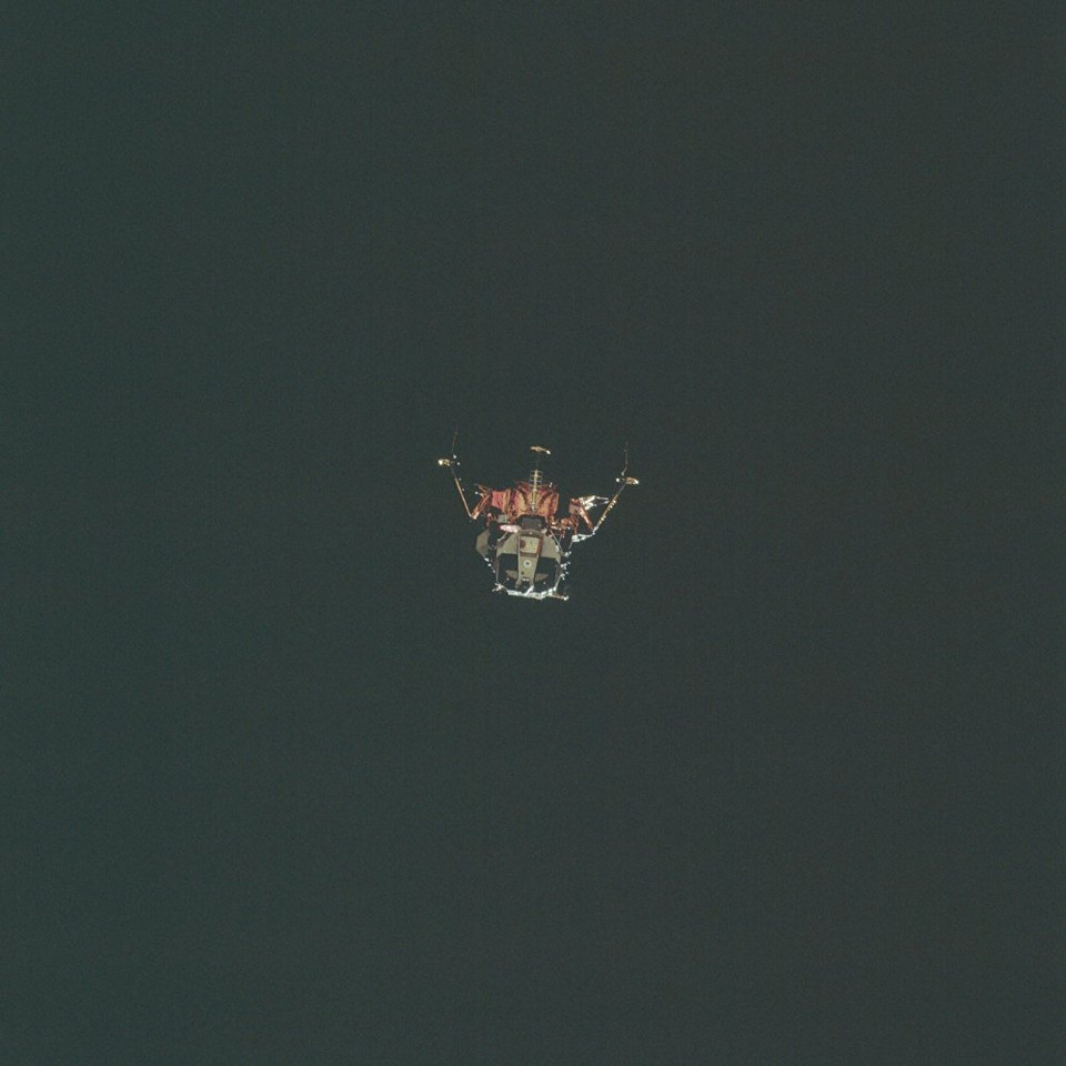 Chương trình Apollo đưa sự sống lên Mặt Trăng từng bị nhiều nhà lý luận theo 'thuyết âm mưu' cho rằng chưa từng có ai đặt chân lên bề mặt Mặt Trăng và tất cả các bức ảnh, thí nghiệm đều được NASA dàn dựng. (Nguồn: Sputniknews)