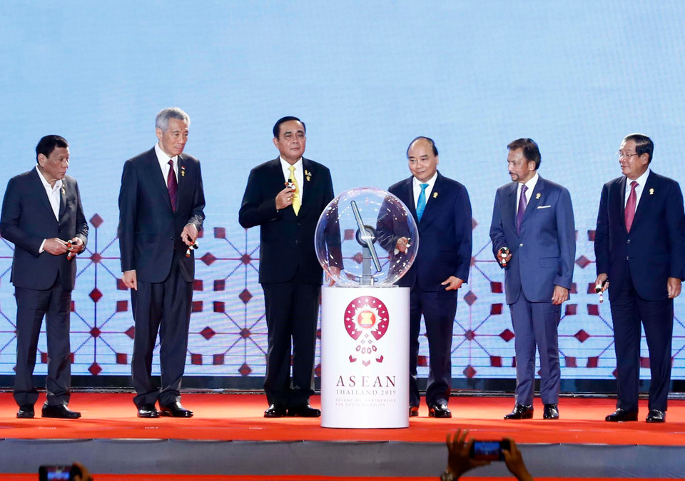 Thủ tướng Nguyễn Xuân Phúc và các Nhà lãnh đạo ASEAN thực hiện nghi thức khai trương Kho vệ tinh ASEAN trong chương trình hậu cần ASEAN về thiên tai khẩn cấp. (Ảnh: Thống Nhất/TTXVN)