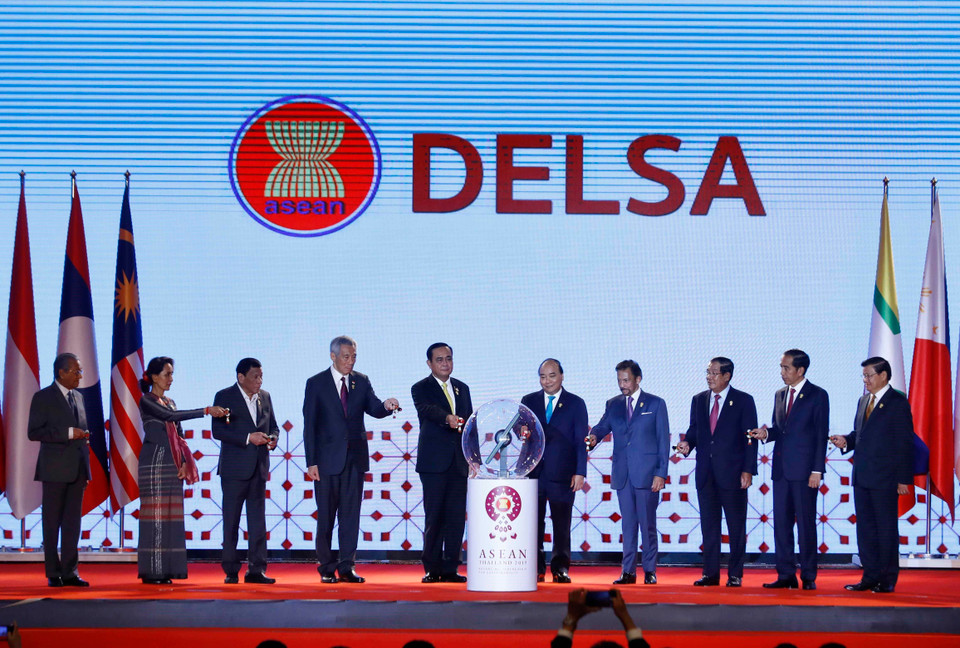 Thủ tướng Nguyễn Xuân Phúc và các Nhà lãnh đạo ASEAN thực hiện nghi thức khai trương Kho vệ tinh ASEAN tại tỉnh Chai-nat, Thái Lan trong chương trình hậu cần ASEAN về thiên tai khẩn cấp. (Ảnh: Thống Nhất/TTXVN)