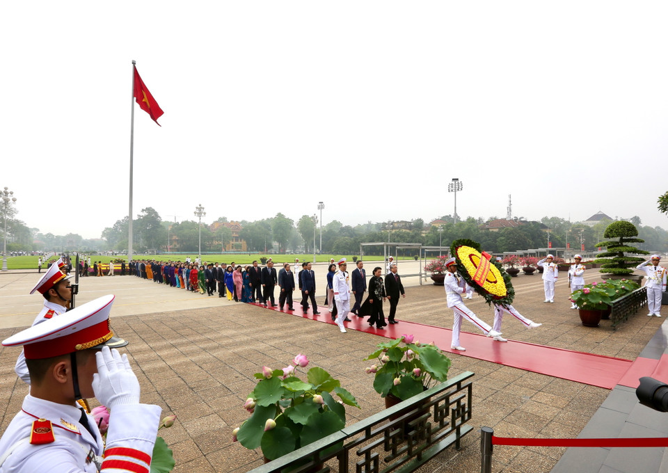 Các đại biểu Quốc hội đặt vòng hoa và vào viếng Chủ tịch Hồ Chí Minh. (Ảnh: Dương Giang/TTXVN)