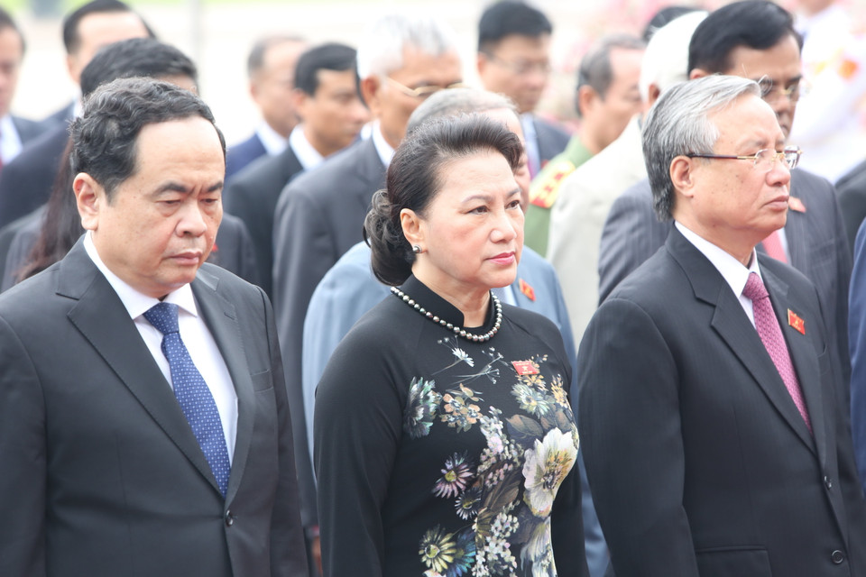 Chủ tịch Quốc hội Nguyễn Thị Kim Ngân cùng lãnh đạo Đảng, Nhà nước, Mặt trận Tổ quốc Việt Nam viếng Chủ tịch Hồ Chí Minh. (Ảnh: Dương Giang/TTXVN)