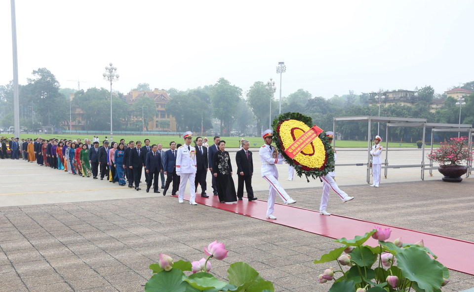 Các đại biểu Quốc hội đặt vòng hoa và vào viếng Chủ tịch Hồ Chí Minh. (Ảnh: Dương Giang/TTXVN)