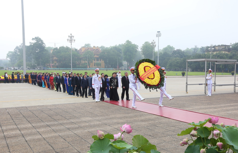 Các đại biểu Quốc hội đặt vòng hoa và vào viếng Chủ tịch Hồ Chí Minh. (Ảnh: Dương Giang/TTXVN)