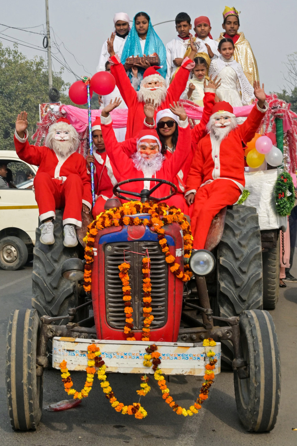 Người dân trong trang phục Ông già Noel chào đón Giáng sinh tại Amritsar (Ấn Độ), ngày 22/12/2023. (Ảnh: AFP/TTXVN)