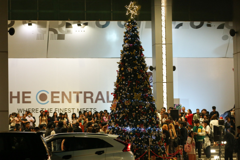 Chiêm ngưỡng cây thông Noel khổng lồ tại một trung tâm mua sắm ở Yangon (Myanmar), ngày 23/12/2023. (Ảnh: THX/TTXVN)