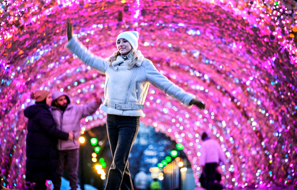 Trang trí chào đón Giáng sinh và Năm mới tại Moskva (Nga). (Ảnh: AFP/TTXVN)