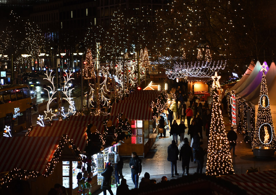 Không khí rộn ràng tại chợ Giáng sinh ở Berlin (Đức). (Ảnh: THX/TTXVN)
