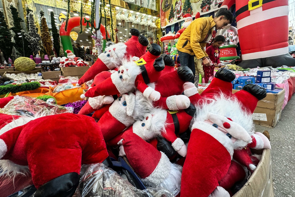 Đồ trang trí Giáng sinh được bày bán tại một khu chợ ở Cairo (Ai Cập). Ảnh: THX/TTXVN)
