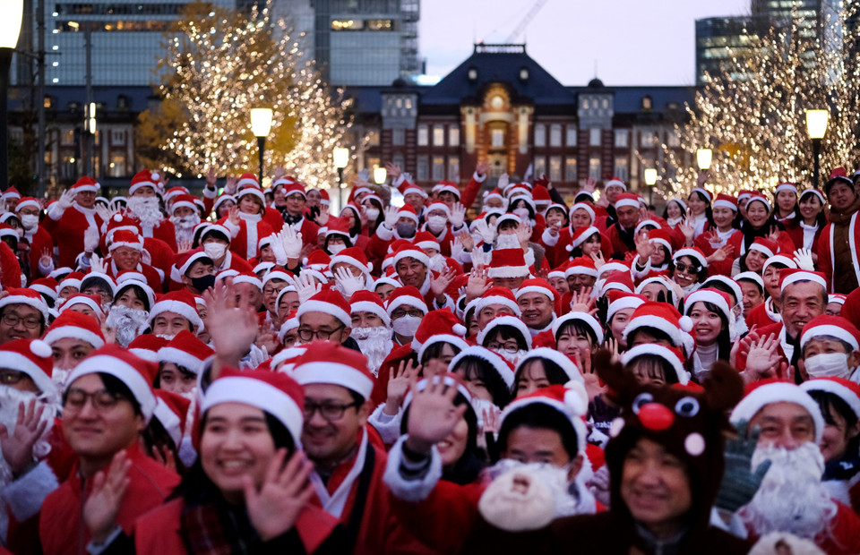 Các nhân viên trong trang phục Ông già Noel tham gia cuộc diễu hành chào đón Giáng sinh tại Tokyo (Nhật Bản), ngày 22/12/2023. (Ảnh: AFP/TTXVN)