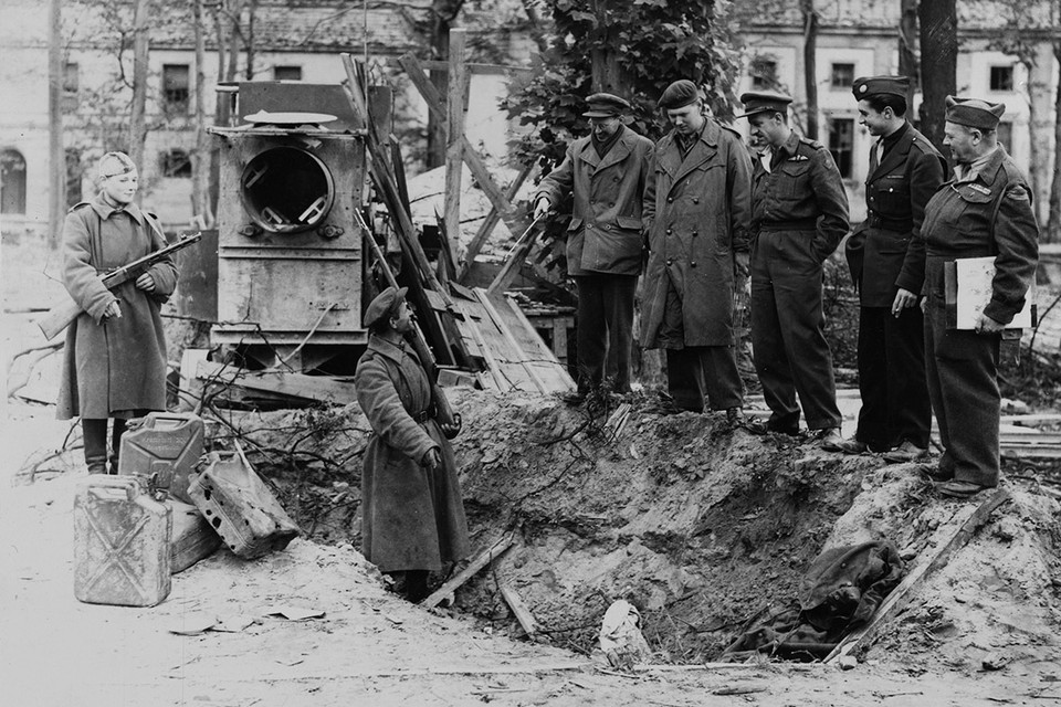 Các phóng viên chiến trường chứng kiến cảnh chôn Hitler (Nguồn: Getty)