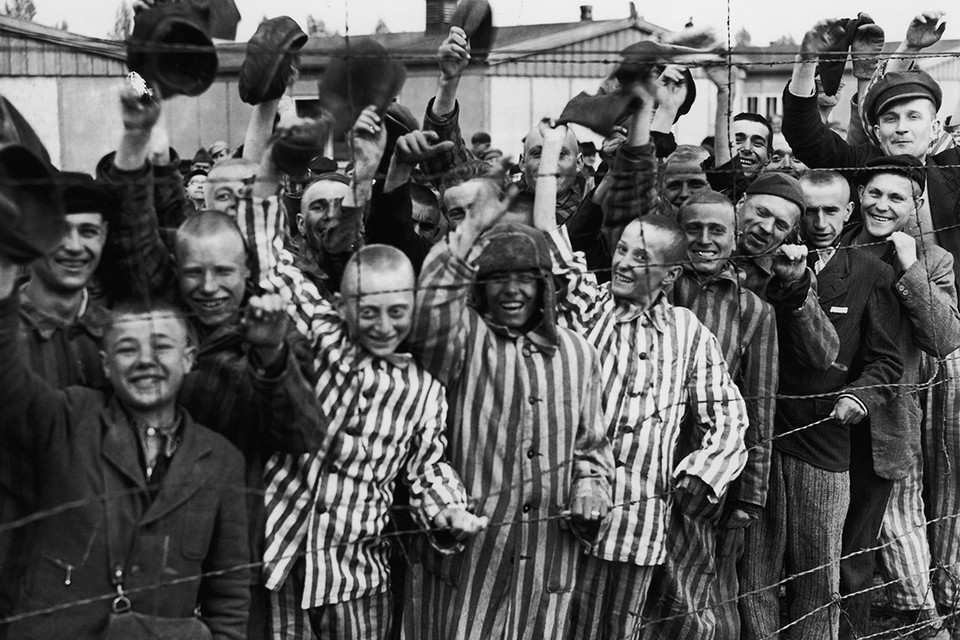 Các tù nhân trẻ ở trại tập chung Datchau vẫy tay khi lính Mỹ vào giải phóng ngày 3/5/1945 (Nguồn: Getty)