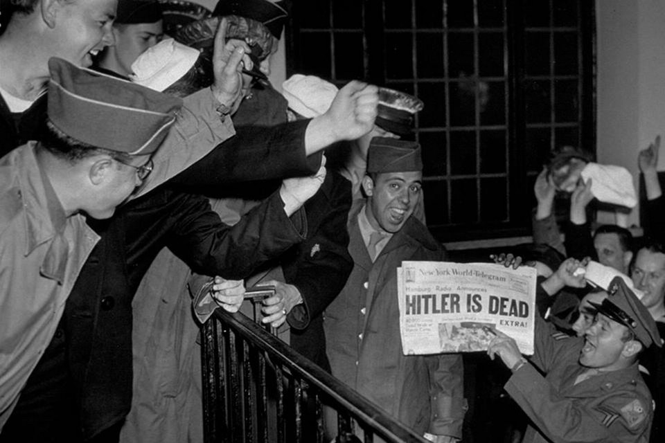 Một người lính Mỹ giơ tờ báo có dòng chữ Hitler đã chết ở New York ngày 1/5 (Nguồn: Getty)