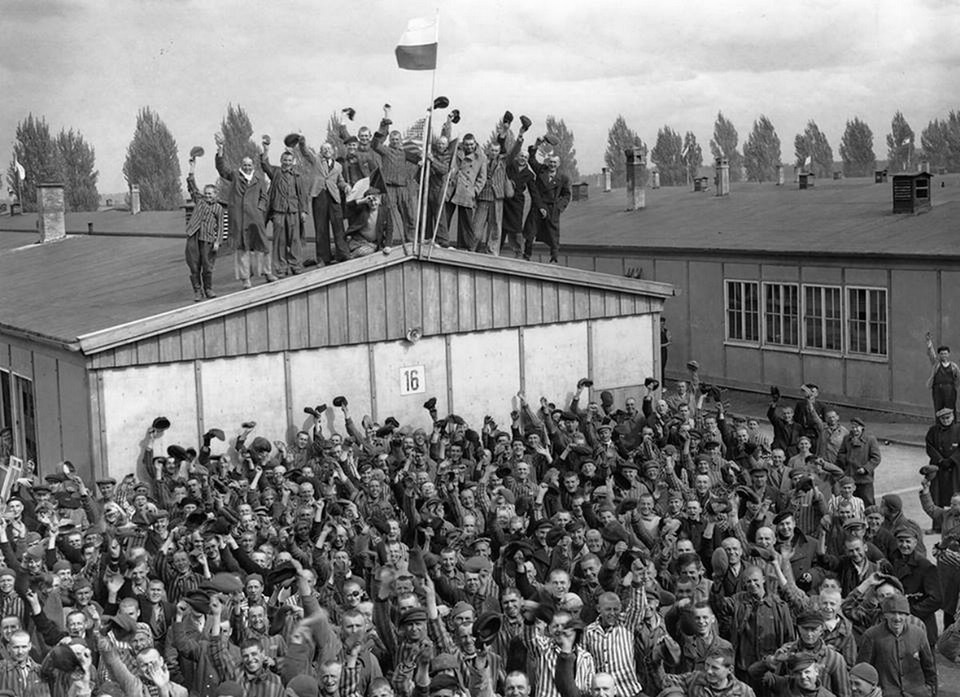 Các tù nhân ở trại tập trung Dachau chào mừng lính Mỹ vào giải phóng ngày 30/4/1945 (Nguồn: Getty)