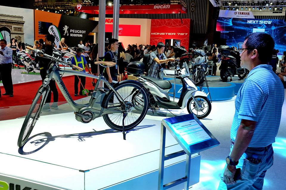 Bên cạnh đó, sự góp mặt của 55 thương hiệu ngành công nghiệp phụ trợ, linh phụ kiện, phụ tùng như : Motul, Bosch, Caltex, Total, Nissin,Quikfix, ... và các doanh nghiệp Việt Nam như : Cao su miền Nam, Pinaco Việt Nam, HD Saigon… Dự kiến triển lãm thu hút hơn 150.000 lượt khách đến tham quan. (Ảnh: Thế Anh/Vietnam+)